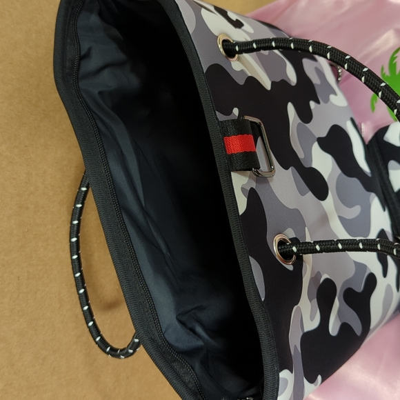 Grey Camo Neoprene Crossbody Purse Brand New - Picture 6 of 15